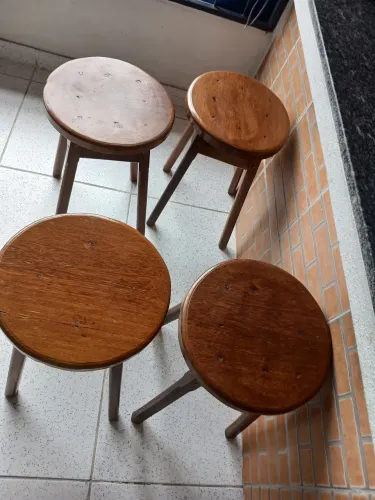 Vendo tamboretes de madeira. 25,00 reais cada