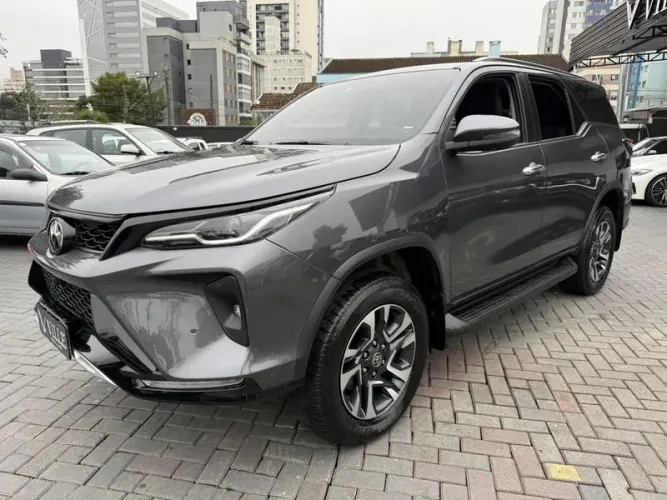 Toyota Hilux SW4 SRX Plat. 4X4 2.8 TB Die. Aut. 2025