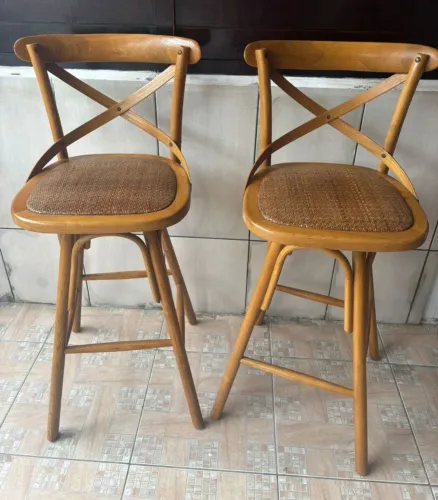 Conjunto dois bancos giratórios estilo thonat.