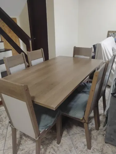 Mesa de jantar semi nova com 6 cadeiras a cliente pagou e o atendimento da Olx retirou 199