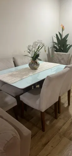 Mesa de vidro e madeira
