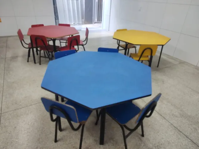 Mesas e cadeiras