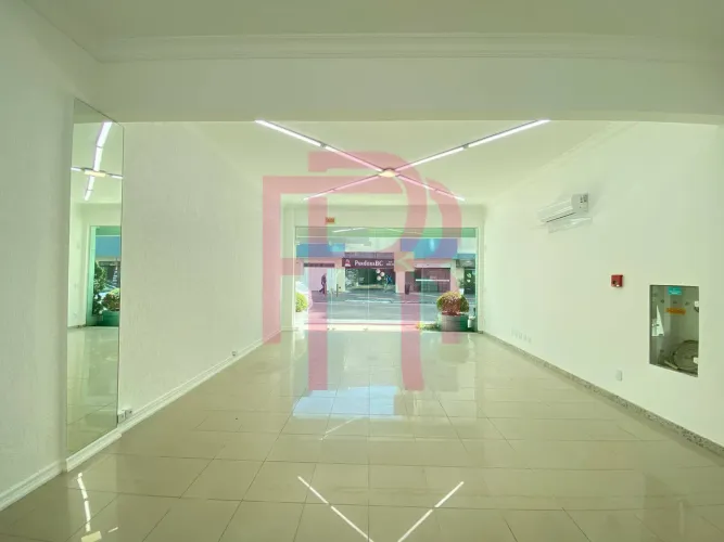 Sala comercial para locação anual no Centro de Balneário Camboriú.