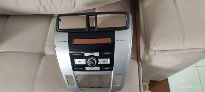 Rádio original e moldura do Honda City 2010