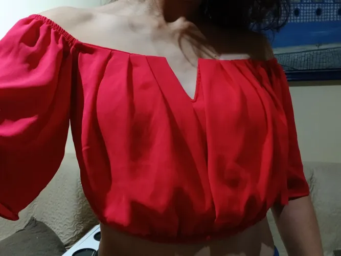 Cropped ombro a ombro vermelho com decote em V