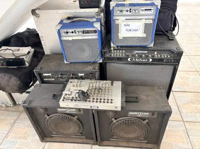 Lote de Amplificadores e Mesa de Som