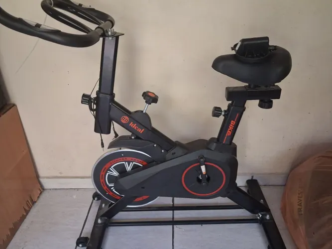 Bicicleta Ergométrica Spinning Ideal Fitness Preta e Vermelha
