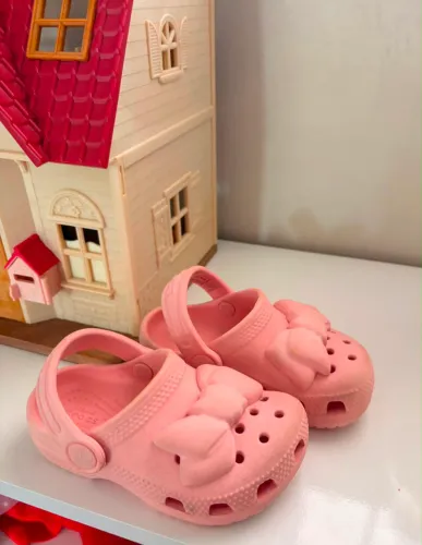 Crocs C7 de camurça com laço $85,00