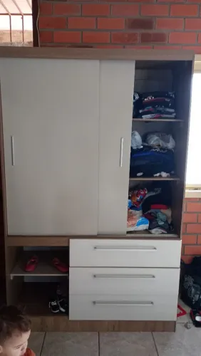 Vendo guarda roupas de porta de correr 