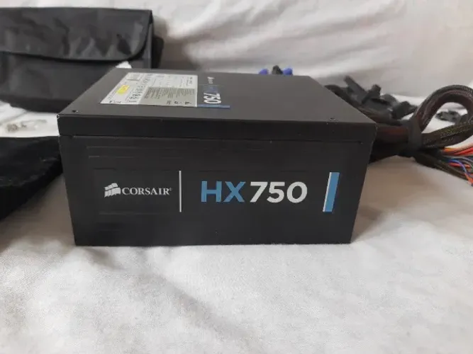 Fonte Corsair HX750
