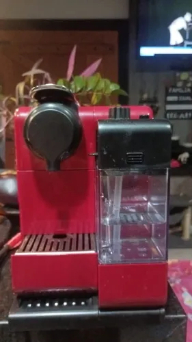 Máquina De Café Nespresso Lattissima Touch Vermelha