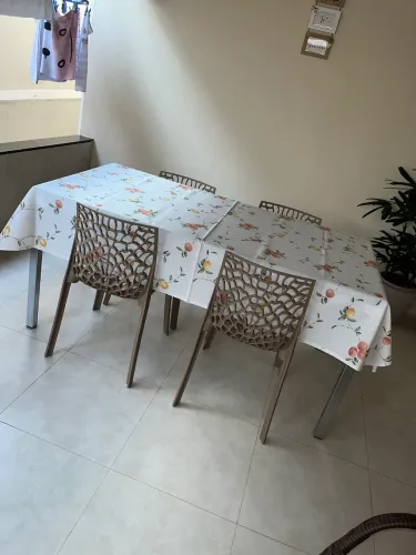 Mesa de vidro para 6 cadeiras (com 4 cadeiras polipropileno)