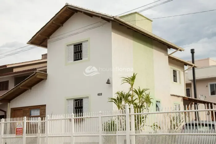 Casa espaçosa com 4 quartos, quintal amplo para até 5 carros e potencial para investimento