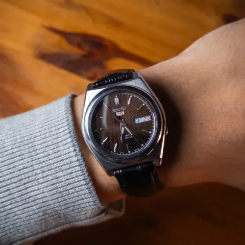 Seiko 5 7s26-02F0 Vintage 2002 Automático - Mostrador Preto Texturizado 37mm - PF232