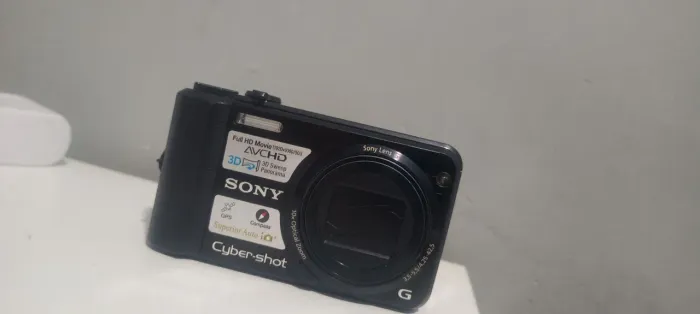 câmera digital Sony Cyber-shot de cor preta com zoom óptico de 10x.