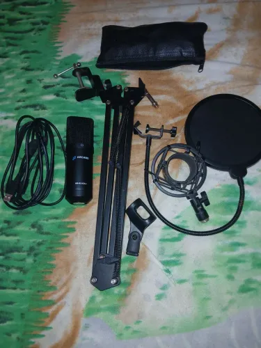 Vende-se microfone para produção musical "Am-black 1"(cabo USB) + Pop filter + tripé