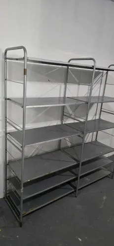 Estante de ferro com prateleiras regulável 
