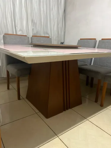Conjunto Mesa de Jantar quadrada com 8 cadeiras.