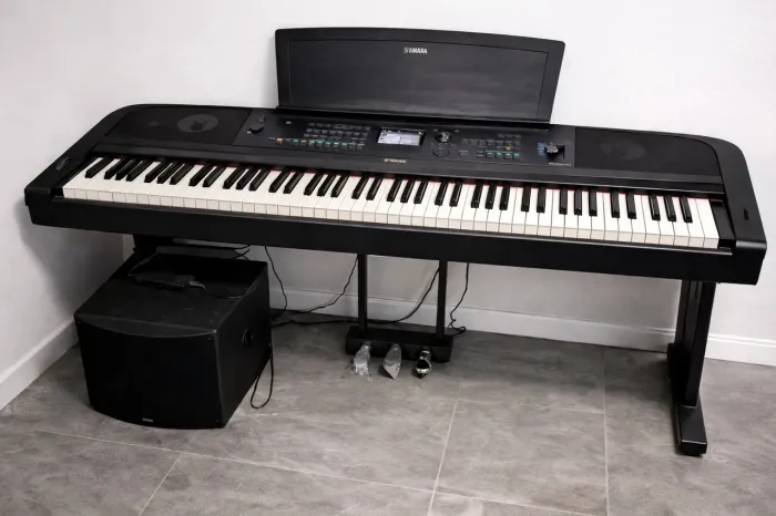 Piano DGX 670B Novo Com mesa e pedal
