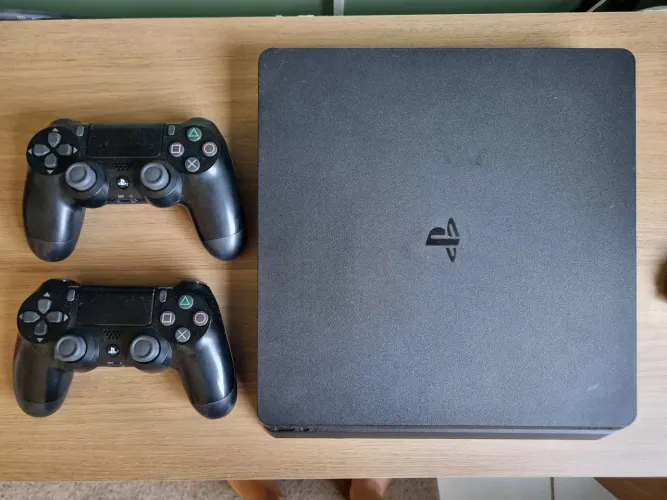 PS4 SLIM + 2 CONTROLES