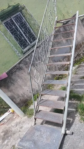 Escada de ferro em perfeito estado de uso 