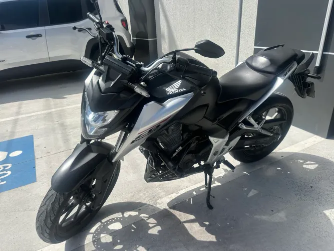 Honda Twister CB300f Ano: 2023 Cor diferenciada