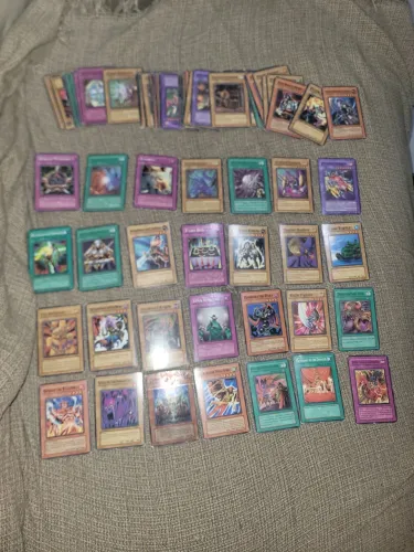 Lote com 70 cartas You Gi Oh