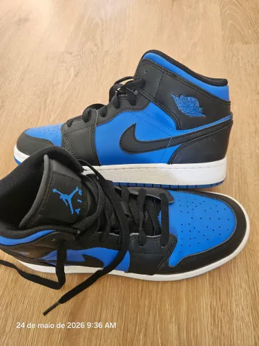 Tenis Air Jordan 1 Mid Original Nike - Azul e Preto. Tamanho 7Y (38 no Brasil). 