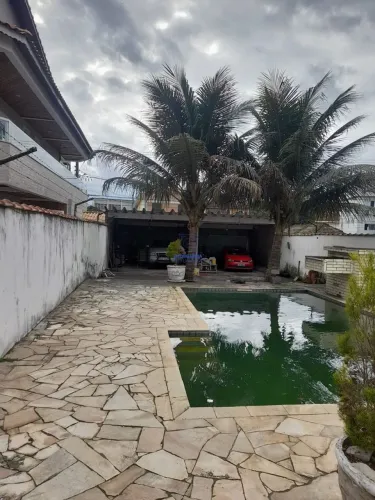Casa à venda no bairro Cascatinha em São Vicente com piscina e amplo terreno