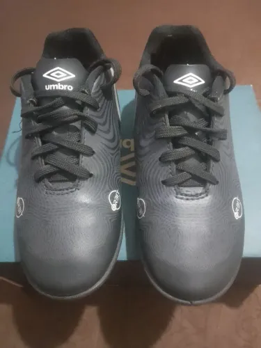Chuteira society umbro 33 semi nova 