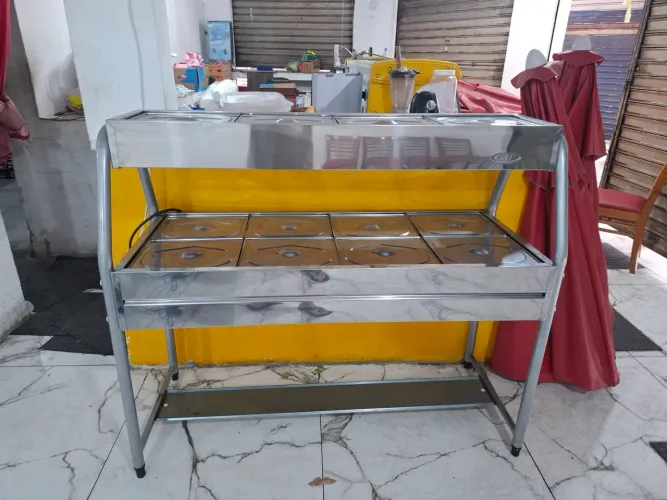 Vendo 2 balcão salve servece 2 meses de uso novo8 bandeijas quentes e 4 frias.