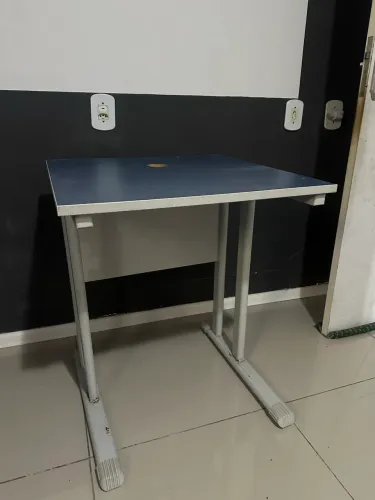 Mesa de escritório, estudos, notebook e computador