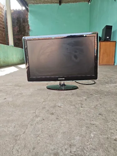 Monitor Samsung com entrada HDMI e VGA com áudio integrado!
