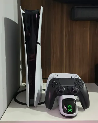 PS5 Slim + 2 Joystick Dual Sense + Dock Carregador - 10 Meses