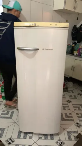 Vendo geladeira eletrolux funcionando tudo perfeitamente entregamos ate 10km 