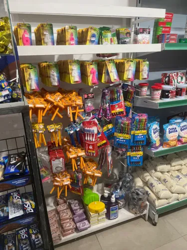 Expositor com ganchos 