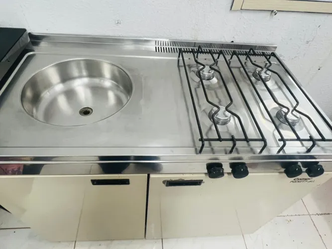 Móvel com frigobar, fogão, pia e armário