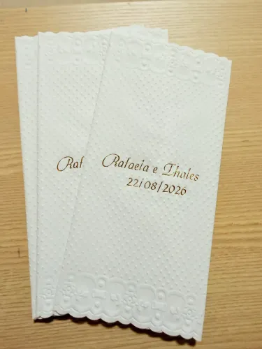Guardanapos em papel personalizados