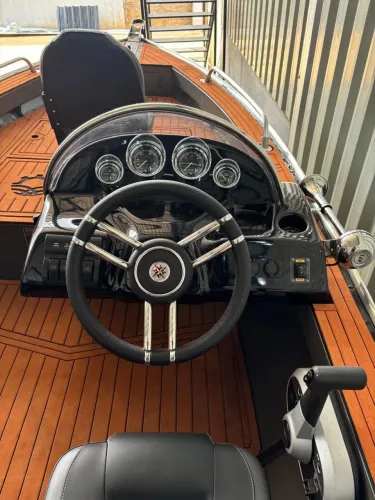 Barco de pesca e lazer