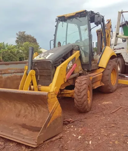 Retroescavadeira Caterpillar 416E