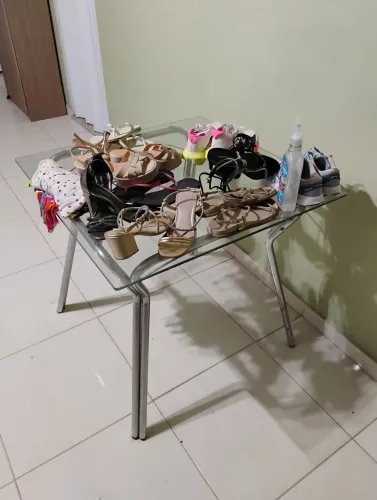 MESA COM TAMPO DE VIDRO