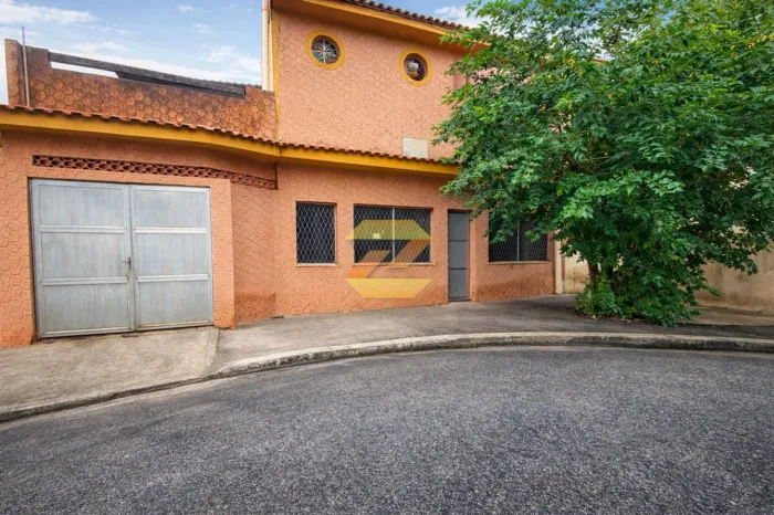 3 CASAS À VENDA, 7 QUARTOS, TERRAÇO, QUINTAL E VARANDA