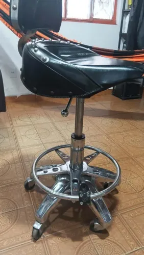 Vendo cadeira de barbeiro pra salão de cabeleireiro da pra corta cabelo infantil ela sobe