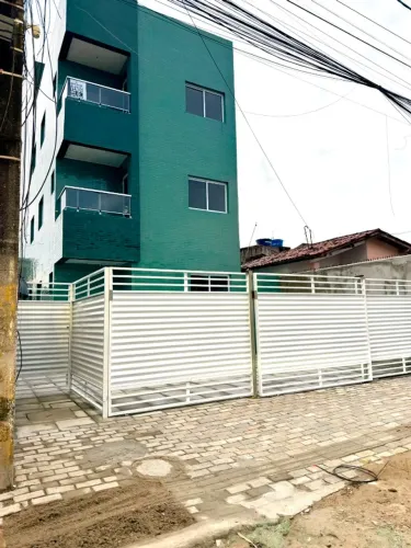 Apartamento Térreo em Mangabeira com 02 quartos e com área externa.