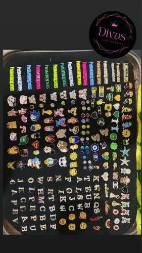 Pingentes em metal envernizado para havaianas