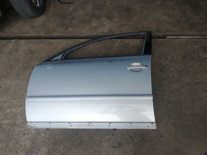 Porta dianteira esquerda VW Passat de 99 a 2003