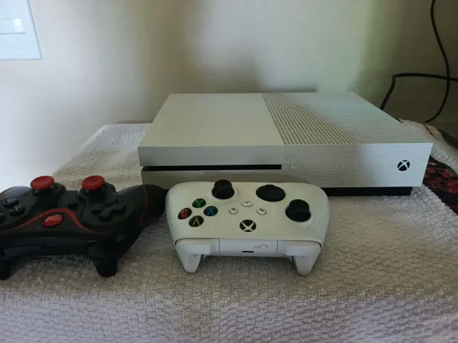 Xbox One S 1TB Completo - 3 Jogos Inclusos - R$1.000