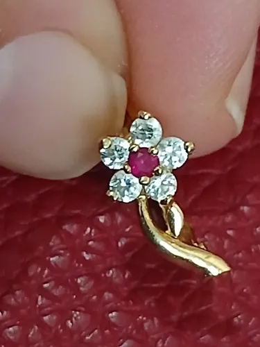 Piercing flor com rubi ouro 18k 750 0,7g