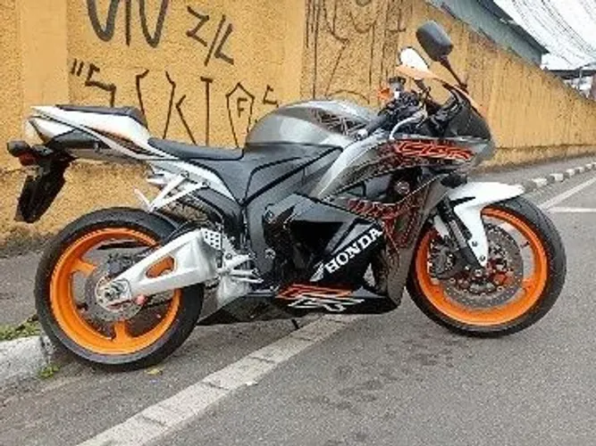 VENDO CBR. RX linda moto de garaem e mais roupa de motocicleta ?