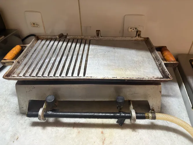 Chapa de Lanche a Gás com Prensa (Mista Grill e Lisa)